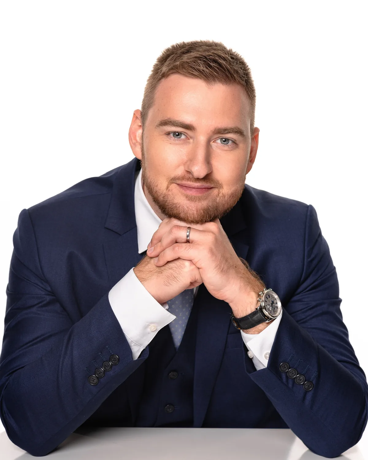 Ing. Radomír Šteco v tmavomodrém obleku